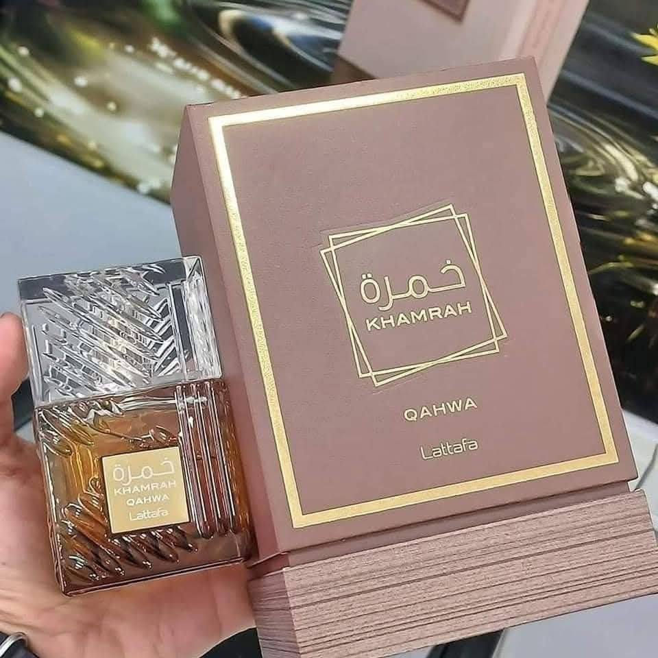 ✨ عطر خمرة قهوة (Khamrah Qahwa) ✨من دار لطافة للعطور
تجربة عطرية فاخرة تأخذك إلى عالم القهوة الشرقية الغنية، حيث تمتزج التوابل الدافئة مع الحلاوة الناعمة لتخلق توقيعًا عطريًا لا يُنسى ☕🔥
شرقي غورماند دافئ للجنسين (Unisex) مثالي للأجواء الباردة، السهرات، والمناسبات الخاصة

👃 التركيبة العطرية:
• المقدمة: قرفة، هيل، زنجبيل — افتتاحية حارة ومنعشة تعكس الطابع الشرقي الأصيل
• القلب:برالين، فواكه مجففة، زهور بيضاء — مزيج حلو وكريمي يضيف عمقًا وأناقة
• القاعدة: قهوة، فانيليا، حبوب التونكا، بنزوين، مسك — قاعدة دافئة وغنية تمنح العطر ثباتًا وفخامة استثنائية

🌟 مميزات العطر:
✔ ثبات عالي يدوم لساعات طويلة
✔ فوحان قوي وجذاب يلفت الأنظار
✔ رائحة متوازنة بين الحلاوة ومرارة القهوة الفاخرة
✔ تصميم مثالي لعشاق العطور الثقيلة الراقية
.
🎯 مناسب لـ:
• عشاق روائح القهوة والغورماند
• و من يفضلون العطور الشرقية الفاخرة
•و كل من يبحث عن بصمة عطرية مميزة تدوم
#الاصلي المنشأ إماراتي 🇦🇪💯
السعر ٢٥ الف 
🚘 يوجد خدمة توصيل لجميع محافظات العراق ٤ 🚘
#عروض #عطور #بغداد #اربيل #بصرة


**إذا كنت صاحب هذا الإعلان وتريد حذفه لأي سبب، رجاءا أرسل رسالة إلى الدعم الفني**