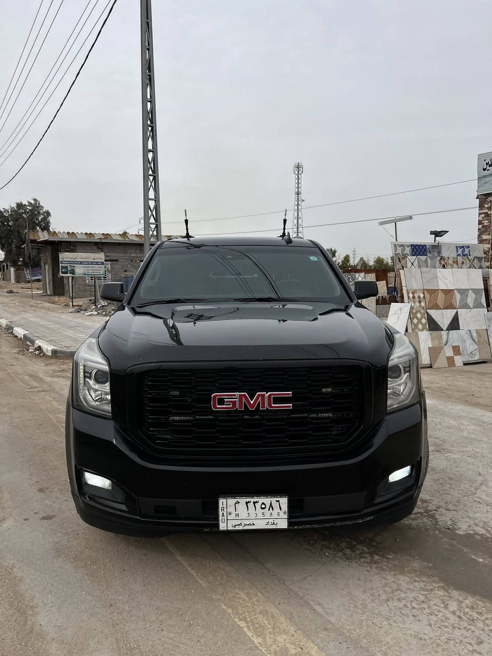 #المركبة   : جي ام سي يوكون اسود 2018 فئة SLT 
#الضرر     :  جاملغ امامي ايسر مع بنيد ودعامية مع البدنة 
#الرقم     :  السيارة حرة ورقم بغداد 

المواصفـــــــــــــــــات
✅جي ام سي يوكون اسود 2018 فئة SLT 
✅ محرك 8 سلندر 5300
✅ ويل كب اصلي حجم 22 اصلي مع طقم تاير #جديد  
✅ لايتات زينون عالي وواطئ اصل مع كشافات دعامية 
✅ بصمة للابواب الاربعة مع بصمة تشغيل مع تشغيل عن بعد
✅ قبق الجنطة كهربائي شفط مع بصمة للباب 
✅ مرايا جانبية شفط كهرباء مع اشارات داخل المرايا 
✅ المرايا حساسة وعاكسة للضوع العالي 
✅ حساسات الاجتياز الجانبية 
✅ حساسات امامي خلفي اصل 
✅ كاميرا خلفية اصل دوارة مع الستيرن 
✅ غرفة السيارة جلد اسود اصل 
✅ تحكم كهربائي متكامل للمقاعد الامامية مع ذاكرة كشن 
✅ تدفئة وتبريد للمقاعد الامامية 
✅ ستيرن كهربائي الحركة وسكليتر كهربائي الحركة 
✅ مقاعد وسطية متصلة 
✅ مقاعد خلفية كهربائية الحركة فتح وغلق 
✅ رادار امامي مانع للتصادم مع التنبيه مع كشن رجاج 
✅ شاشة داخلية كبيرة سلايد مع قاصة خزن 
✅ وباقي مواصفات اليوكون الغنية عن التعريف 
✅ عداد المسافة الحالي177الف ميل 
✅ حدادية جديدة كاملة تبديل اصلية مع فيت بمب اصلي وكالة 
- [ ] بيها ملاحظة صارت بيها رصعة باباب سايق
سعر 335
مكاني نجف الإشراف
***********
