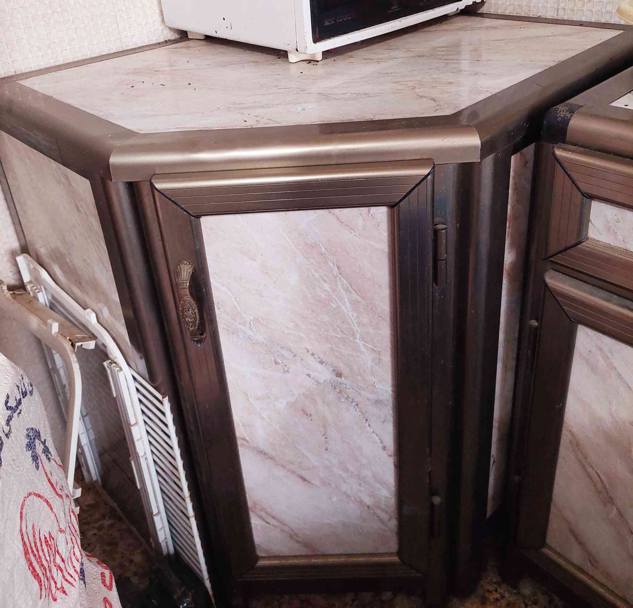 كاونتر ٤ قطع نظيف ومناسب السعر ١٧٥ السكلات ب١٥  قرب اسواق سمارك نهاية الخط
***********
