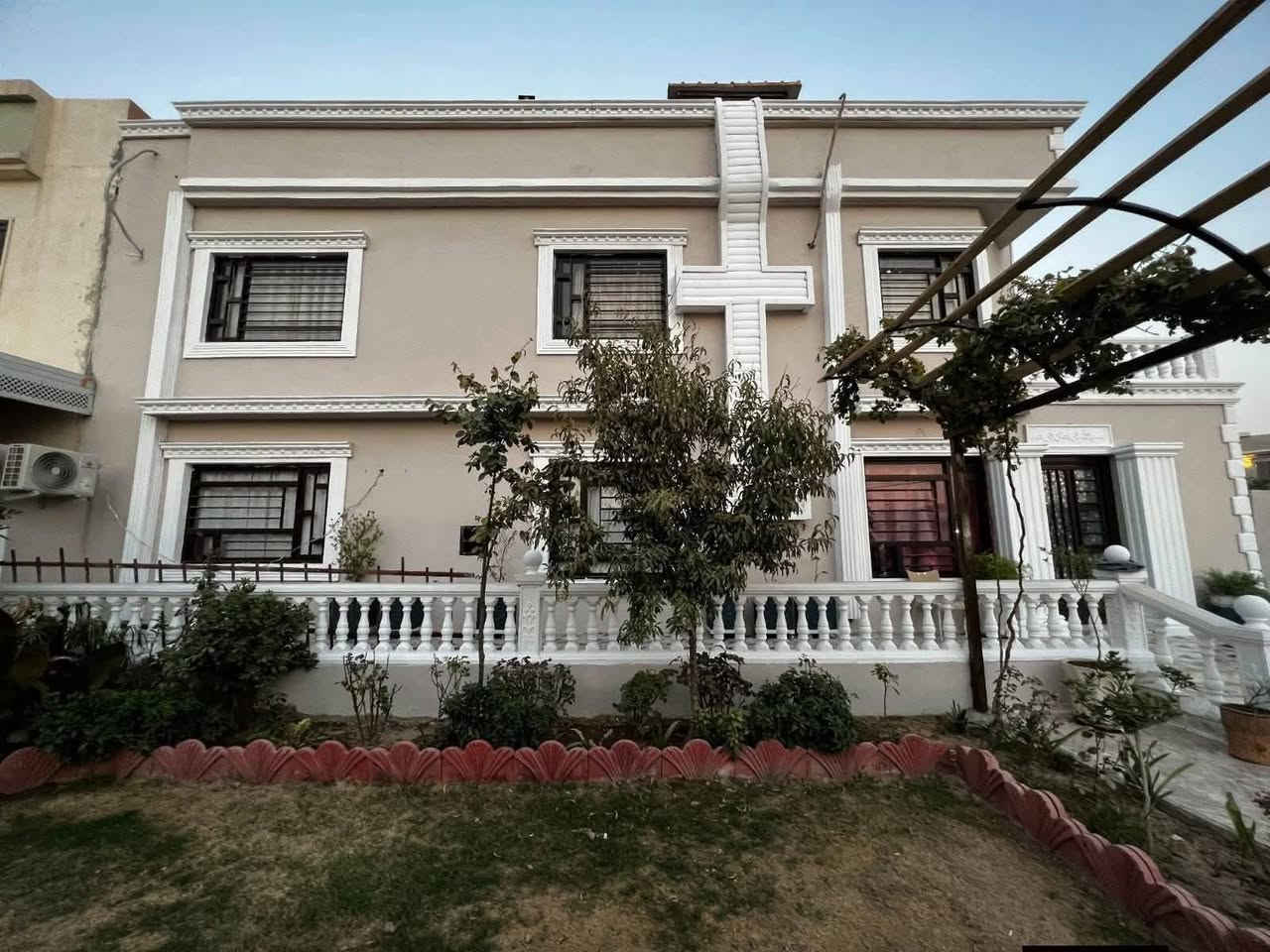 دار للبيع في اربيل مجمع زيتون 
المساحة 200م مساحه بيت فضله 290 م حديقة 

استقبال - صالة - مطبخ - حديقة - كراج - 4غرف نوم

خانوو بو فروشتن له شارى زه يتون 
٢٠٠م رووبه رى خانوو ٢٩٠م حديقه 

ژورى ميوان - هول - متبخ - 4 ژورى نوستن

للاستفسار
***********
