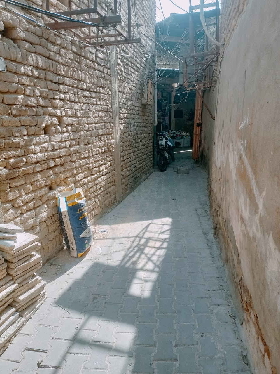 بيت للبيع في الرميثة/ الشرجي شارع النص / سوك ابو عزام للملابس /مساحة 165م / *ملاحظة البيت بي 3غرف غرفتين جوة وغرفة فوك متصلة مع السطح 
للتواصل والاستفسار في الخاص
او الاتصال على الرقم/ ***********
