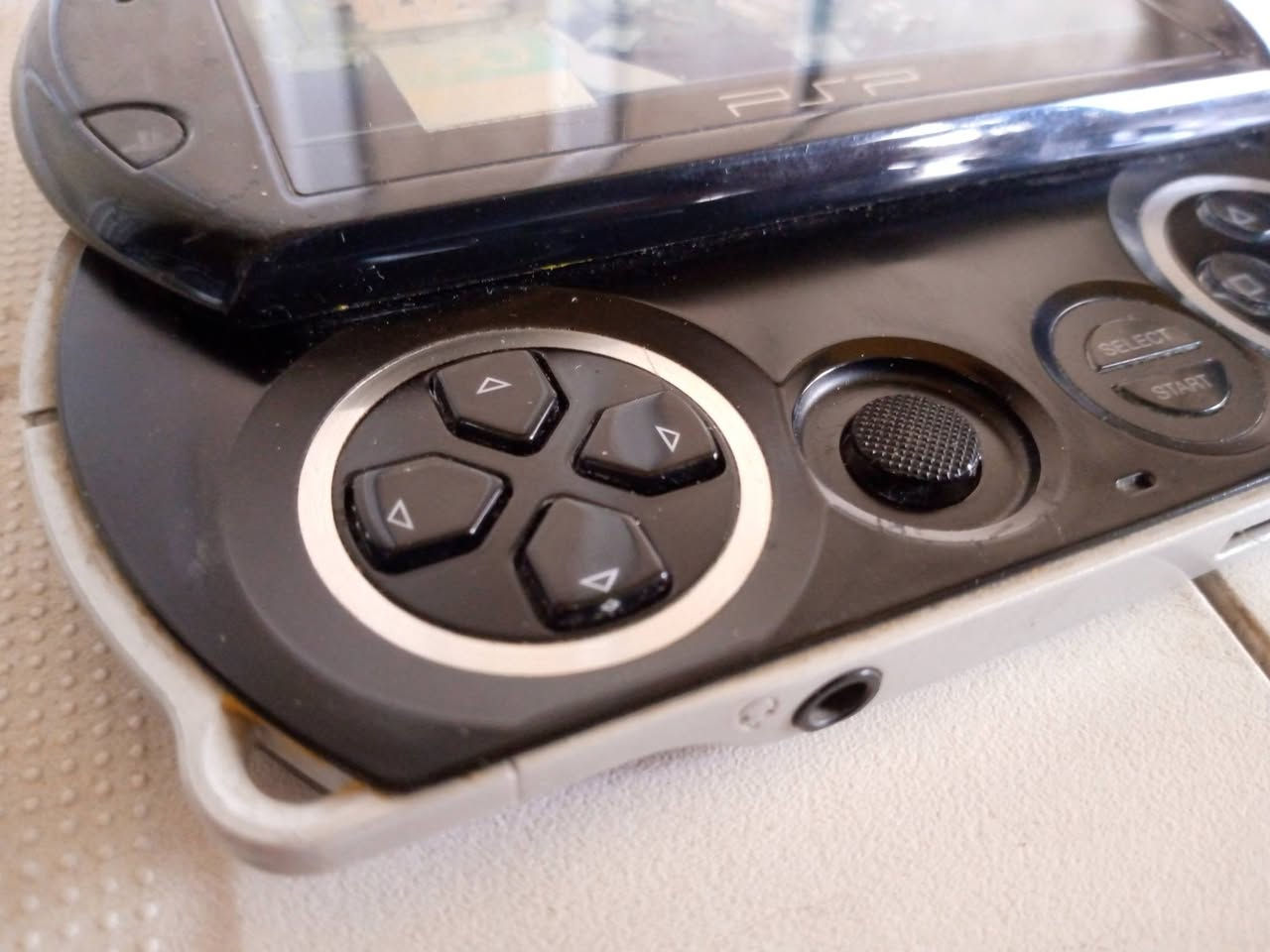 PSP GO .
رام داخلي 16 كيكا + مجموعة اكسسوارات .
للتواصل . *********** .
