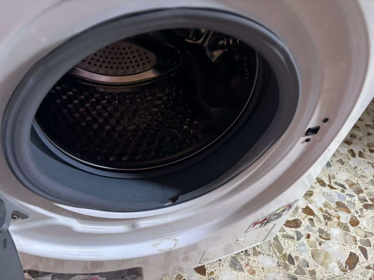 غسالة حافظ 9kg
نظيفة مستعملة شهرين فقط 
للبيع 
رايدها 250 وبيها مجال 
عنوان الشعب 
*********** واتساب
