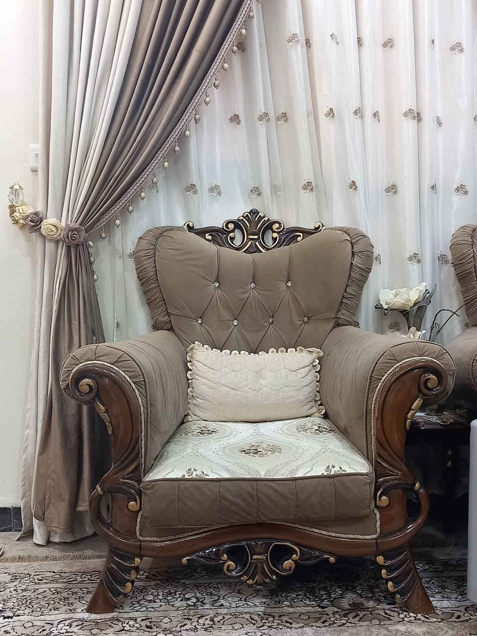 السلام عليكم تخم تركي للبيع ١٠ مقاعد ٤ كراسي صغار و ٢ كبار
الكراسي الكبار كل وحدة ٥ كوشات ونضيف ومستخدم قليل المكان بغداد الصليخ 
  للتواصل على الرقم ***********
