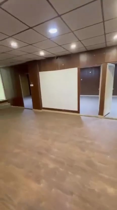 ✨ شقة تجارية للإيجار – اليرموك الرقم ✨
📍 وسط مجمع تجاري حيوي – شارع 20  
🏢 طابق ثاني | مناسبة جداً لمركز تجميل نسائي 
أو عناية او سكن موظفين مطعم 

📐 120م² | واجهة 12م  
⚡ كهرباء 24 ساعة  
🛍️ محاطة بخدمات ومحلات ومراكز حيوية
📍 مقابل مركز شرطة المأمون والمنصور

رقم واتساب***********
