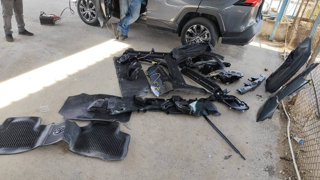 ◇ للبيع فقط ◇

      !! Rav4 2024 Hybrid Limited !!

➖️ تويوتا راف فور موديل 2024 بانزين + هايبرد 

➖️ (رقم مؤقت )

👌 فول مواصفات 

➖️ عداد المسافة 1799 ميل 
➖ ️بصمة ابواب وتشغيل
➖️ فتحة سقف 
➖️ تشغيل عن بعد
➖️ فور ويل 
➖️ محرك 2.5 هجين 
➖️ فول تحكم ستيرن 
➖️ اشاير بل مري
➖️ كامرة خلفيه دوران جميع الاتجاهات
➖️ كشنات الأمامية كهرباء 
➖ ️كشنات جلد
➖️ غيار السرعة/ الگير(Traptronic units)
➖️ مود درايف 3 انظمه سياقه ECO / NORMAL/ SPORT 
➖️ هاند بريك كهربائي
➖️ اوتو هولد ( Auto Hold )
➖️ تحديد مسار ( Lane Assist )
➖️ مانع تزحلق ( Traction Control )
➖️ نقط عمياء ( Blind Spot )
➖️ رادار 360 درجه 
➖️ تبريد قطعتين
➖️ جنطة كهرباء

سيارة وارد امريكا دخول جديد حادث كما موضح بالصور مع غراضه البلادية ➖️ بدون دواخلةوشواصي و جميع الايباكات سليمه

➖️ للأستفسار ☎️☎️
                                      ***********
