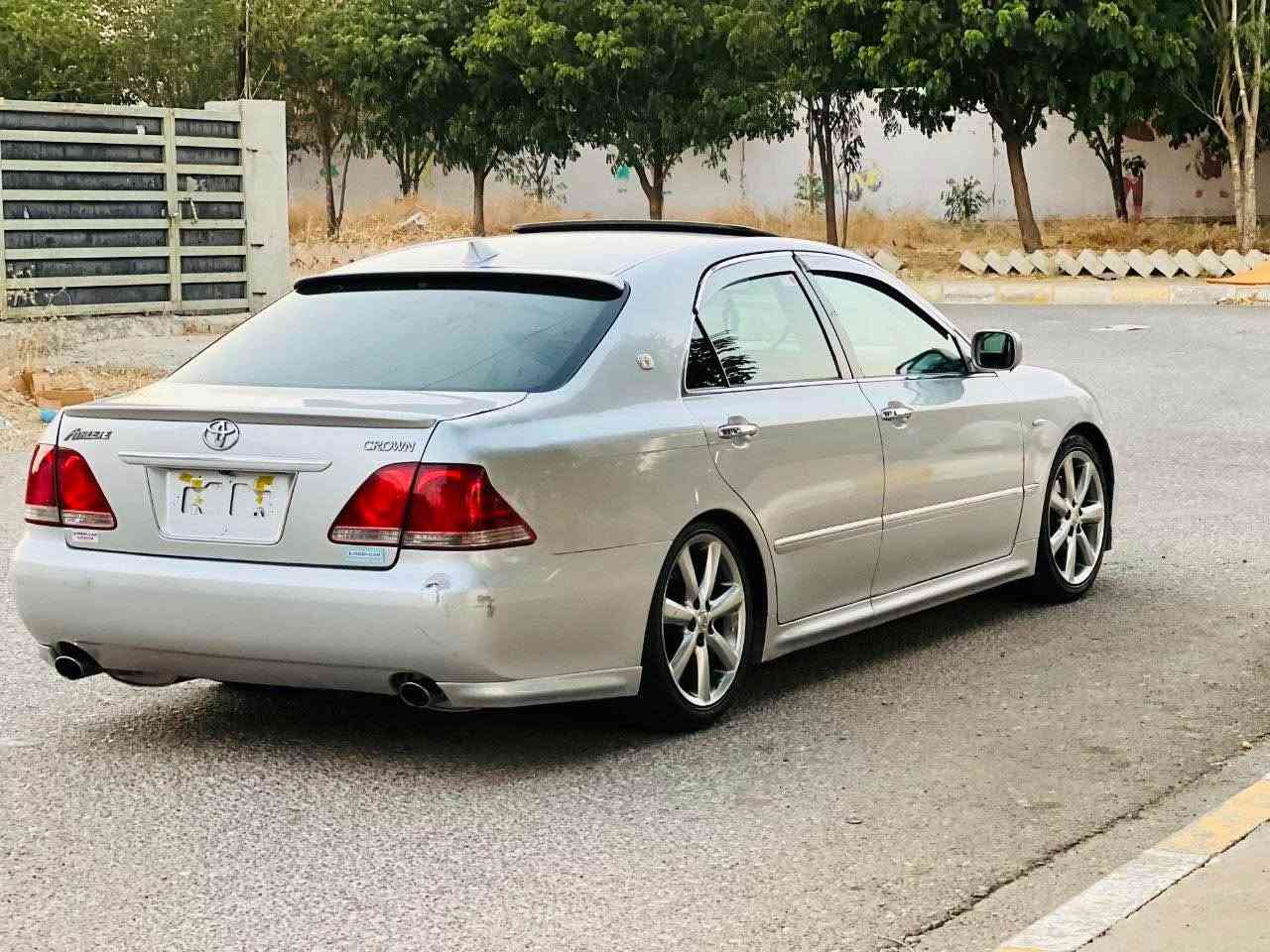 شاهینە ٢٠٠٥ مـوس ١٨٢ بێ دوکەڵ فوول مواسەفات جلد و هیتەر و سڵایت ویل دنگە کۆدی هەیە بە ناوی خۆمانەوەیە ٣ پارچە بۆیاخی ئەوروپای هەیە دەعم و لێدراوی نیە بێ چاڵ و شوخت کامل مەسرەف کراوە تەبرید سارد و گەرم تەقە و ڕەقەی نیە سەیارەیەکی زۆر جوان و پاکە ماڵی دۆستە سعری ٦٧ وەرەقە و کەمێک مەعامەلە لە نزیک کەلارم *********** كالار, السليمانية
