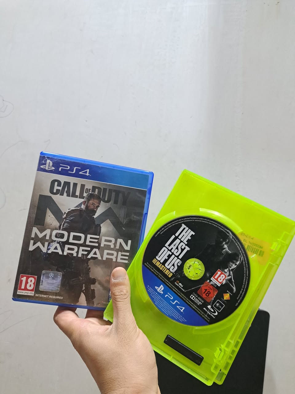 السلام عليكم متوفر بلي فور سلم اونلاين يحتوي على ثلاث جوستكات و خمس اقراص gta , call of duty modern warfare ,Pes 2016 ,Pes 2017  ، the last of us   مع مروحة تبريد و شحن جهة وحدة و ايضا ups يحتاج بطارية الجهاز نضيف جدا الكيبلات معه و يجي وياه ايضا واير شحن الجهاز مفتوح لغرض تبديل مدخل hdmi فقط و الجهاز جدا نضيف السعر ٢٥٠ قابل للتفاوض بغداد الجديدة النعيرية *********** واتساب او تليغرام

