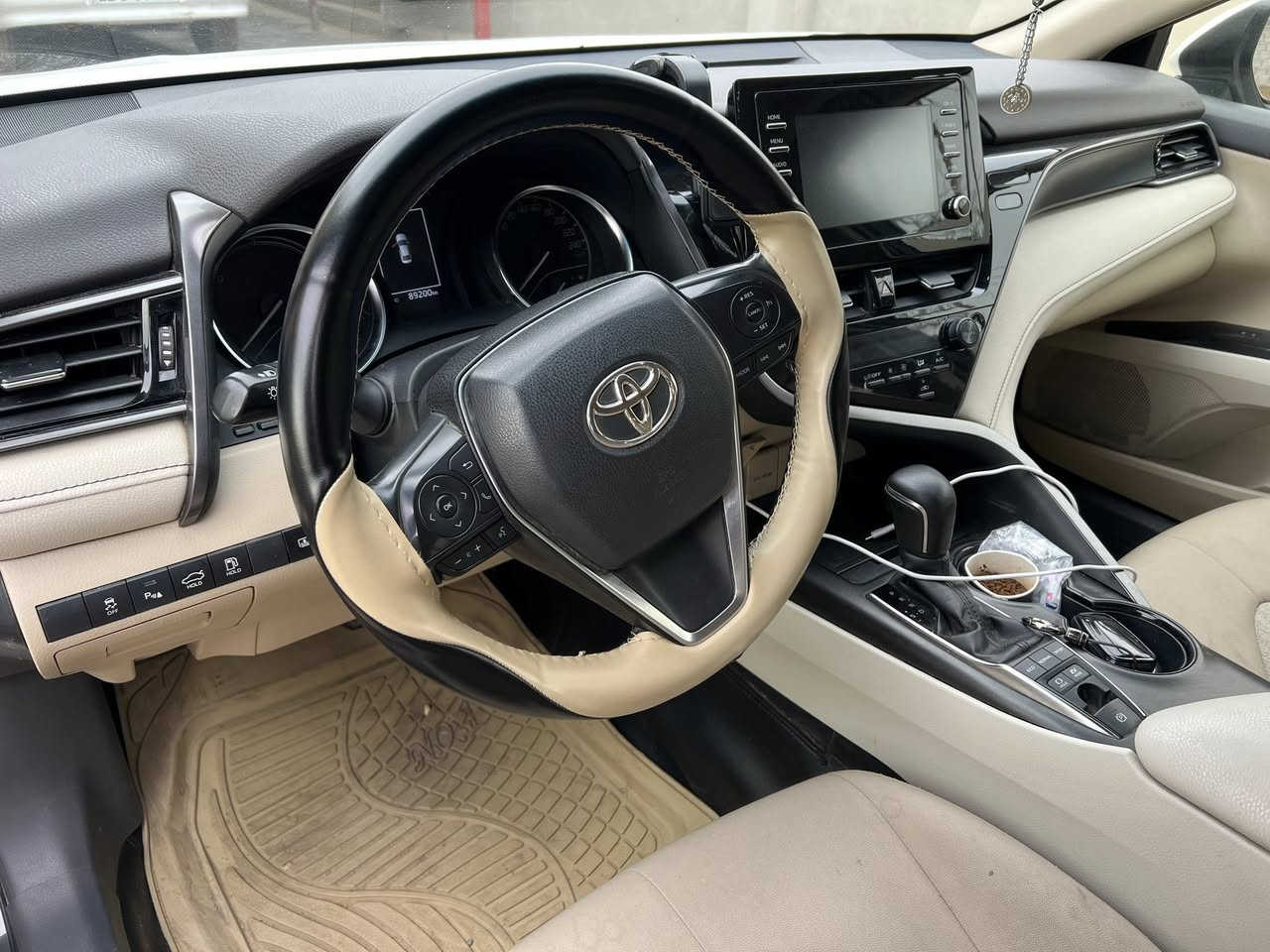 كامري Gle خليجي عبداللطيف جميل
هايبرد
فتحة سقف 
بردة كهرباء
ثلاث انظمة قيادة
اوتو هولد
هاند بريك بصمة
حساسات امامي خلفي
لايت Led
اتصل وتدلل ***********
