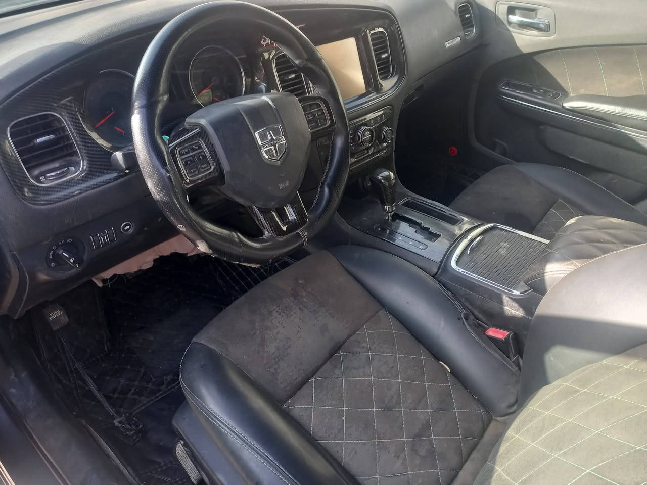 السلام عليكم
جارجر 2013 
هيمي محرك 8سلندر محرك وكير جدد 
بيها منضومه غاز بعدي مارابطها 
حداديه صدر جديد 
تخم تاير ويل جديد 
داخل نضيف 
سياره سويت بيها حادث بنيد ودعاميه 
بقه نقصها دعاميه ماجبتها
رقم بغداد نكليزي سنويه لل٣٠ تحويل مباشر 
السعر 110وبيها مجال 
رقمي ***********
بغداد شعب
