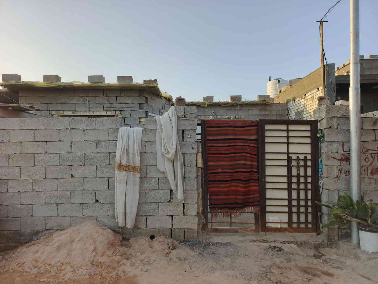 السلام عليكم ورحمة الله وبركاته
نصف دونم للبيع 1300متر 

بي ٦ ابيوت كامله 

٤ ابيوت السقف صب 

٢ابيوت السقف سندويش 

مساحة كل بيت ١٦٠ متر 

والشارع ٥ متر 

جسر ديالى منطقة جامع طه 

للاستفسار الاتصال على الرقم 

‏‪***********‬‏
