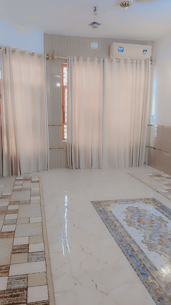 سلام عليكم. 
دار للبيع ٢٠٠ متر قاطين 
بناء حديث 
أول بيت على الشارع العام 
مقابل شارع السجن 
للتواصل ***********
