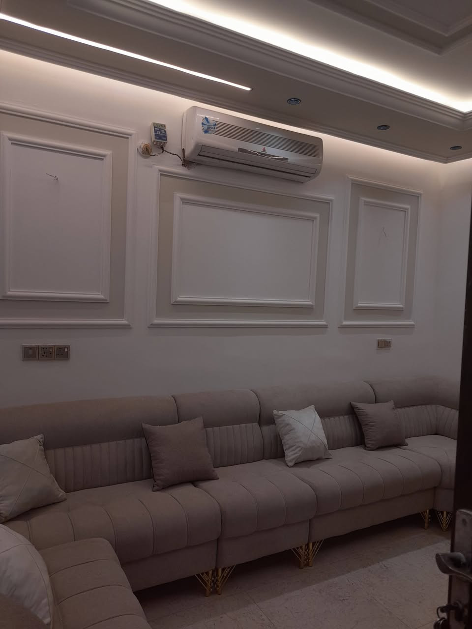 السلام عليكم بيت اللبيع المساحة ١٠٠متر طابو الموقع كاطون الرحمه منطقة ال٩٠٠٠ خلف المنتزه بناء طابوق يتكون من طابقين وبيتونه الطابق الأول استقبال وصالة ومطبخ وصحيات داخلية وخارجية الطابق الثاني ثلاث غرف نوم وصحيات اي استفسار الإتصال على الرقم ***********
