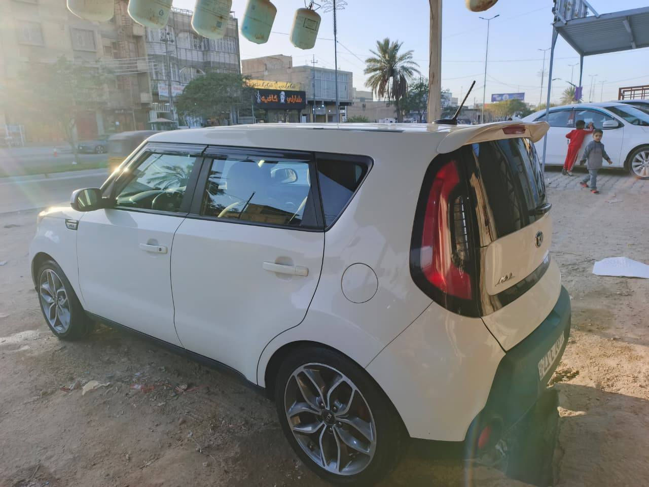 السلام عليكم 
كيا صول للبيع موديل 2016 سياره وارد أمريكي (داخله كليين) 
السياره مكفوله من الحادث والفديو موضوح بي كلشي السياره  تحكمات استيرن شاشه كامره ويل كب قياس 18  تبريد تدفئه شغاله  محرك 1600جديد شاده بيدي  اي حادث مابيه بالعراق السياره باسمي سنويه لل٢٠٢٩ رقم شمالي سياره جاهزه من كلشي
 *********** بي واتساب 
الاسيا ***********
