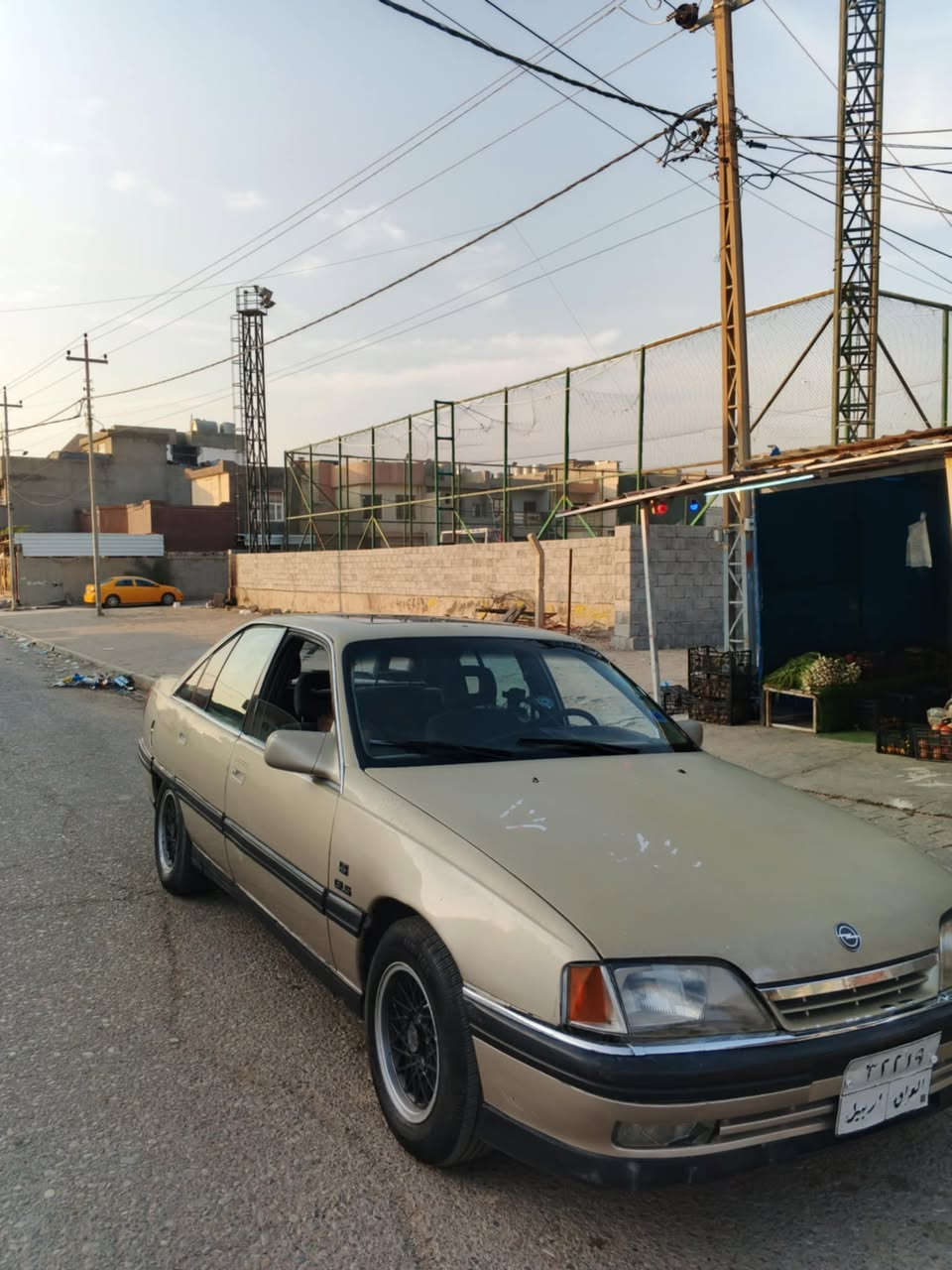 سلام عليكم..  سياره اوميكاا للبيع موديل 1992 سياره كير محرك بشرط اول ثاني ثالث بطناش شرط النشاط كهربائياات كله شغال تايراات جديد ماتصرف علي ولاربع والنضافه كدام العين سنويه ساقطه من 2020 السعر 36 وبيهاا مجال الرقم.. ***********   الشراي يخابر. لو يجي خاص
