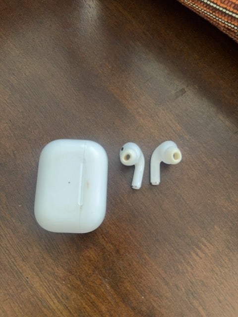 للبيع AirPods Pro 2 / ايربودز برو 2 (منفذ Lightning / لايتننغ) وياها الكيبل الأصلي، تشتغل 100%.
السماعات أصلية لو تقليد؟ وإذا أصلية تكدر تبعث رقم السيريال أو لقطة من الإعدادات؟: 
اصلية. كود A2698
شلون حالة البطارية؟ بعده الشحن قوي لو بيه ضعف من الاستعمال؟: 
عادي
وين موقعك حتى نعرف التسليم شلون يكون؟ داخل بغداد لو محافظة ثانية؟: 
بغداد المنصور