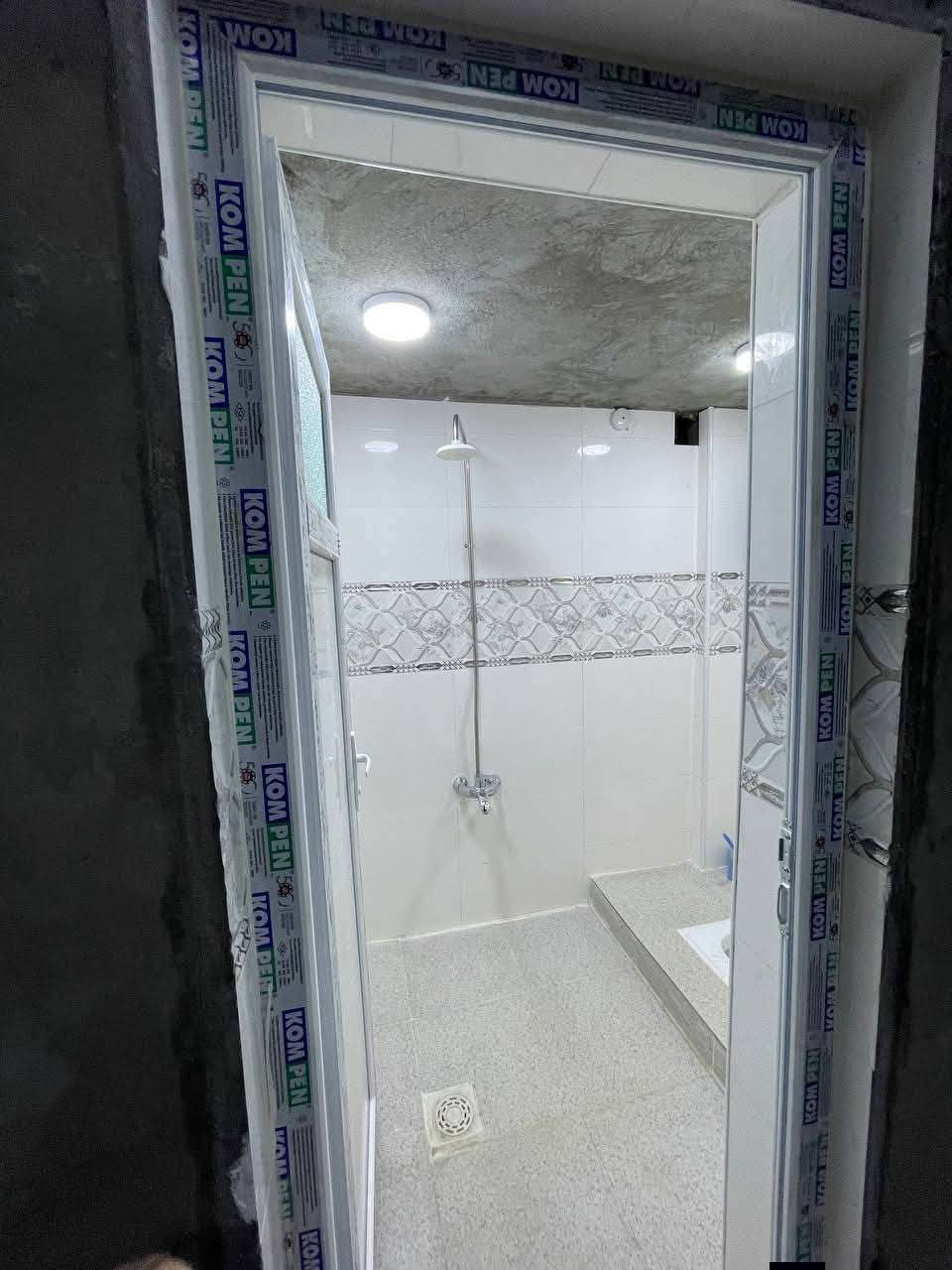 السلام عليكم 
بنايه طابق ارضي للايجار 250 متر ارتفاع 5متر
مسقفه كونكريت ..مجهزه بكامل الخدمات تصلح كمصنع او معمل او مخزن... تحتوي على غرفه اداره وسستم كامرات وبوابات كهربائيه التحكم بها من خلال الريمونت وتحتوي على كهرباء 3_فيز ومحوله خاصه بيها 
العنوان / حله / نزيزه/مقابل جسر القطار 
للاستفسار /***********....***********
