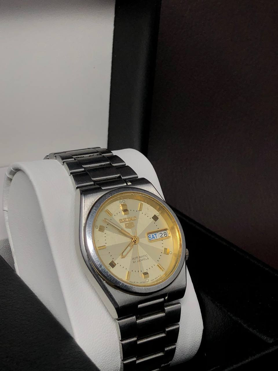 الماركة : SEIKO 5 
الماكنة : أوتماتيك ياباني 
•••••••••••••••••••••••••••••
مادة الصنع : ستانلس ستيل 
الصنع : ياباني 
* مُقاومة الماء 
* منفذ يومي - شهري  " Day Dat "
* تحتوي على 21 حجر
* عقارب مضيئة
* سير حديد غير مستبدل
•••••••••••••••••••••••••••••
السعر : ( 60 ) الف دينار فقط

للحجز والأستفسار دايركت 📥

 #ساعات_أصلي  #شباب


**إذا كنت صاحب هذا الإعلان وتريد حذفه لأي سبب، رجاءا أرسل رسالة إلى الدعم الفني**