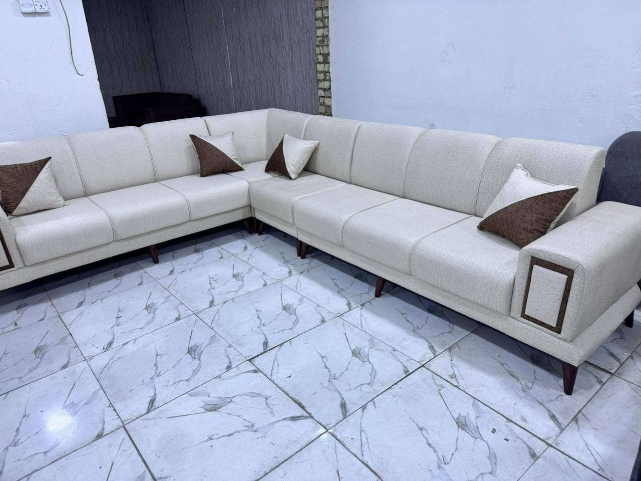 تخم ديوان عدد ٢ جديد أليوم وصل  ١٤ متر ونص ٢٠ مقعد تفصال خشب بلوك اسود كله سفنج مضغوط مميز أول مع طبقه دللوب طبي قماش كتان ناعم مودرن نظام تركي شغل عراقي بالدرجه الأولى كورنر تجي بيه قنفتين مفصوله مع ٢ زاويه وايضا ١٢ كوشه ***********
