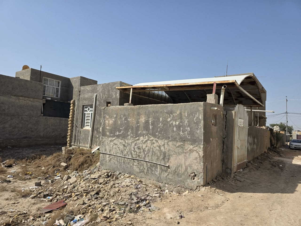 السلام عليكم بيت مساحته ٢٥٠ متر مربع نص بناء استقبل ومطبخ وصحيات فقط 
مكان البيت شارع تل عوفي مجاور محمد يوسف او عباس لبي  سعر ٥٨ 
 ***********    ***********
