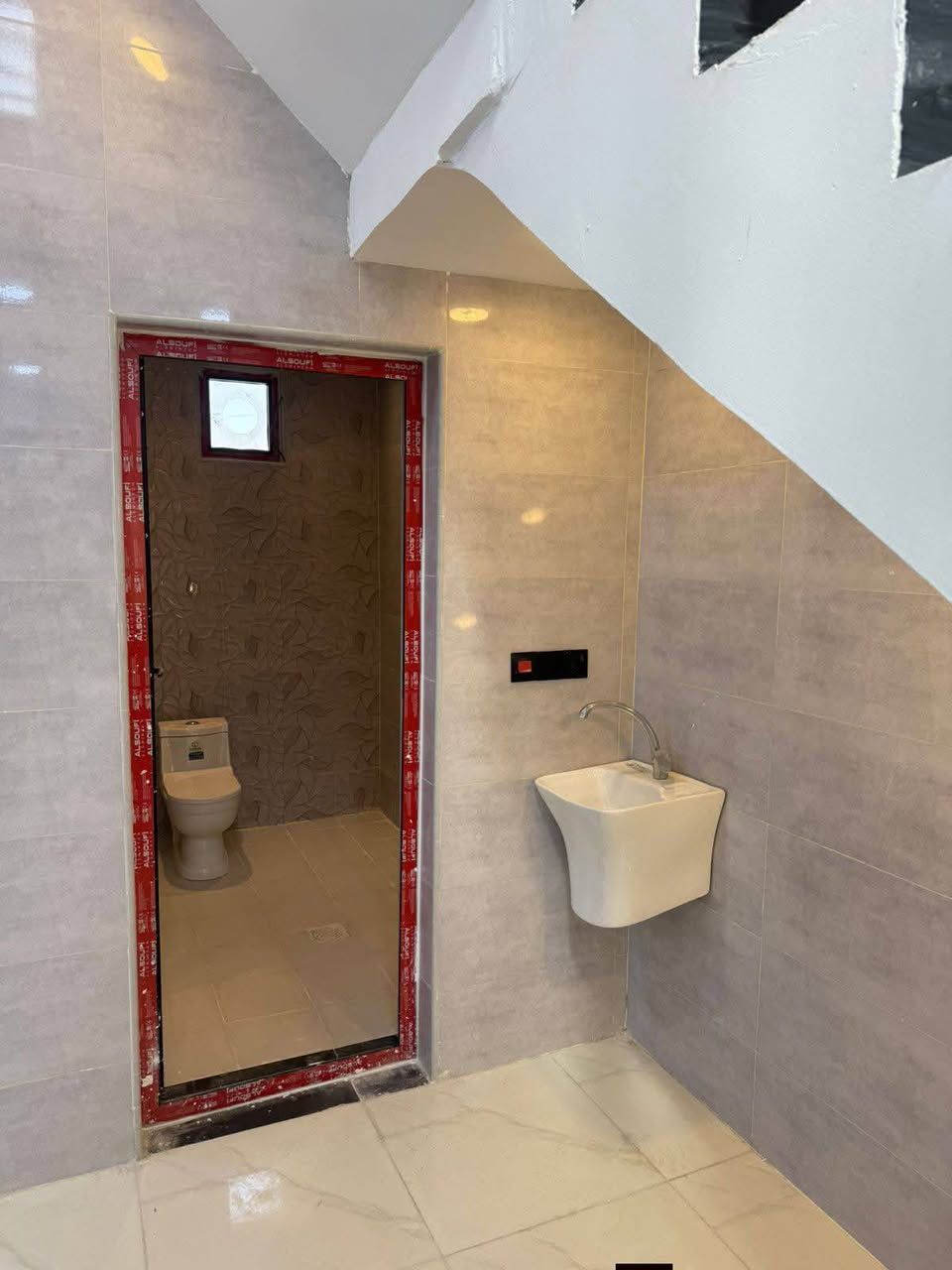 السلام عليكم 🏠 يوجد بيت مساحة 100م طابق واحد واجهه6.25م -نزال 16م  ( • السعر قابل للتفاوض)

يحتوي البيت 1غرف نوم كبار واسعة -2حمام -مطبخ -حولي مفتوح الصالة - منو ر-ييتونه كبيره 

-شغل درجه اولى بديكور مغربي

نوع العقار سند 25 طابو زراعي

الموقع/الدورة البوعيثة مجمع العدل لاول 

للاستفسار***********وتساب
***********
