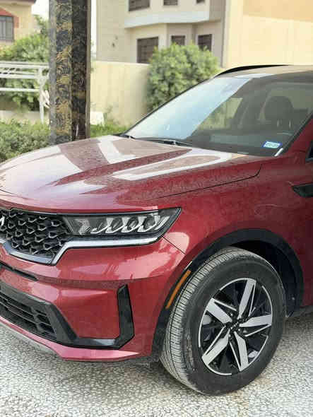 السلام عليكم للبيع كيا سورنتو 2023 وارد امريكي حادث كلش بصيط بدون قطره صبغ السياره فول مواصفات وحلوه وجديده واستخدام بسيط بيها دعاميه خلفيه صبع وبارد كلش بسيط بل جنطه الباقي كفاله ماشيه السياره 55 الف كيلو متر مو مايل سعر السياره 235 وبيها مجال بسيط 
استفسار ***********
***********
