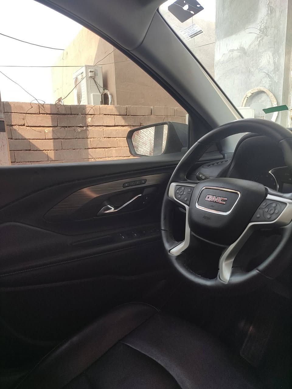 جمسي تيران ​الموديل: 2024 (أحدث جيل). تترقم جميع المحفظات معدا الاقليم 
​الفئة: SLT (كامل مواصفات ما عدا الفتحة).
​المحرك: 1.5L Turbo (قوي واقتصادي جداً بالوقود).
​ناقل الحركة: أوتوماتيك 9 سرعات.
​المواصفات الداخلية والترفيه:
​المقاعد: جلد فاخر (Perforated Leather) مع تطريز مميز.
​التحكم: كراسي كهرباء (8 اتجاهات) مع ذاكرة خزن لوضعيات القيادة.
​التدفئة: تدفئة للمقاعد الأمامية وللمقود (ستيرنج).
​الشاشة: شاشة كبيرة 8 إنش تدعم Apple CarPlay و Android Auto (لاسلكياً).
​النظام الصوتي: نظام Bose العالمي بـ 7 سماعات (صوت نقي جداً).
​التكييف: مناخ مزدوج (تحكم منفصل للسائق والراكب).
​الأنظمة التقنية والأمان:
​التشغيل: بصمة وتشغيل عن بُعد.
​الصندوق: باب خلفي كهربائي (يفتح بحركة القدم - Hands-free).
​الأمان: رادار تصادم، نظام الحفاظ على المسار، تنبيه النقاط العمياء، وكاميرا خلفية عالية الدقة.
​الإضاءة: LED بالكامل (تصميم GMC المميز).
​تحديد مسار 
سياقة ذاتيه 
وبعد بيها مواصفات ما ذاكرها 
الحادث خفيف بنيد فقط راجع عل بارد  صورة الحادث مرفقه مع الصور 
​للتواصل والاستفسار:
​السعر: [ 185 ورقه ]
​رقم الهاتف: [***********]
​الموقع: [البصرة قرنه ثغر ]
