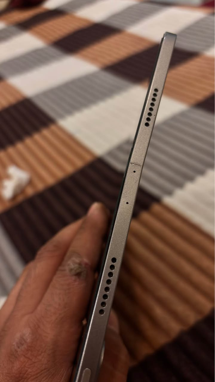 ايباد برو المعالج m2 ذاكرة 128 بطارية 80. 
ايباد مكفول من العطل او الخلل. بي فطر فقط بالشاصي وهاي صدعاات. مكفول من صيانة والخلل. ملحقات كاملة شاحن والكارتونه. 
السعر 500 ومجاله بسيط. مكاني النجف. 
الرقم *********** النجف, العراق
