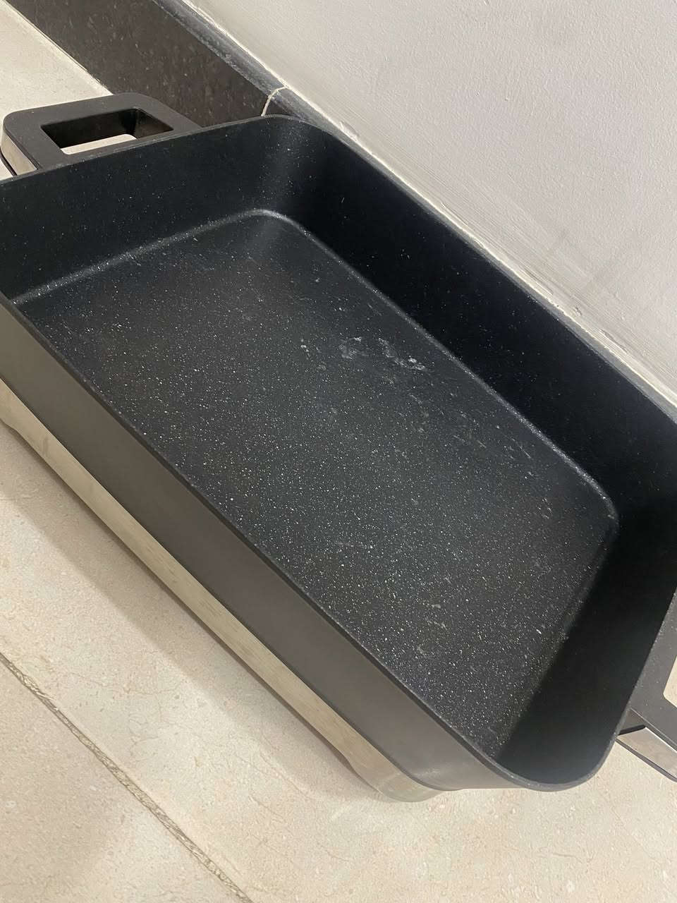 فرن كهربائي / صاج حراري ماركة ANKO (ألماني)
الماركة: ANKO
 المنشأ: ألماني
 الحالة: ممتازة
 اللون: أسود
 الملحقات: غطاء زجاجي + منظم حرارة

 المواصفات:
 •  سطح طبخ واسع وعميق
 •  غطاء زجاجي مقاوم للحرارة
 •  منظم حرارة قابل للتحكم
 •  مقبضين جانبيين متينين
 •  مناسب للقلي، الطبخ، التشويح، واليخنات
 •  توزيع حرارة متساوي

 الفوائد:
 •  بديل عملي عن الفرن والغاز
 •  سهل التنظيف
 •  مثالي للبيت أو الرحلات
 •  استهلاك كهرباء اقتصادي
السعر : 50 ألف دينار عراقي
رقم الهاتف : ***********
