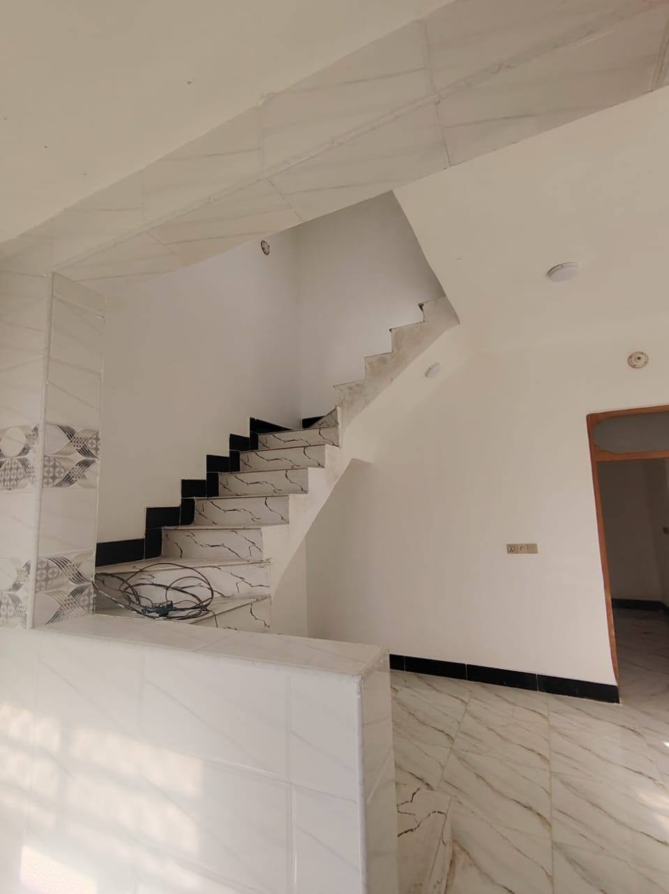 دار للبيع 100متر مربعه غرفتين وصاله ومطبخ وستقبال صحيات خارجيه وداخليه بناءدرجه اولى صب السقف وساس كافت الخدمات ماء كهرباء مولده نترنيت العنوان شارع الصب جسر الشهداء النجف الشرف يبعد عن شارع كربلاء المقدسة 200متر
 السعر 47وبي مجال طابو زراعي سند 25
 ابومنتظر ***********
