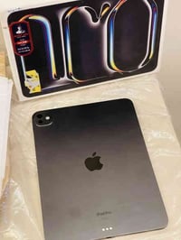 ايباد برو M4 موديل 2024 جهاز نضيف ومكفول ع فحص  ملحقات كيبل وباكيت فقط...