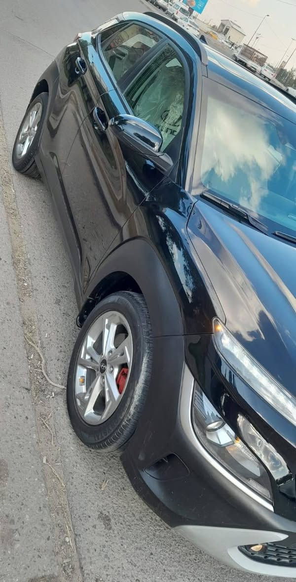 .السلام عليكم 
للبيع كونا مكينه ٢٠٠٠ دوش . موديل ٢٠٢٣ . رقم بغداد انكليزي سنوية جديدة . ماشيه ٦٠ الف . كير ومكينة بلاديات . حادثها حلو موضح بالصور والسونار بدون دواخل .  سياره فول مواصفات . 
رادار امامي خلفي.شاشه كبيره.سلايد روف.فور ويل.كشن كهربائي . ما ناقصها شي . السعر ١٤٨$ ورقة وبيها مجال 
العنوان بغداد الجديدة 
***********
