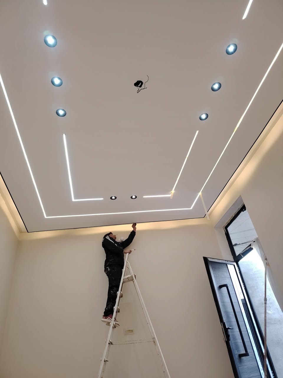 أعمال ديكور واصباغ
نقدم لكم خدماتنا المتميزة في مجال الديكور والأصباغ. لدينا فريق متخصص وذو خبرة عالية لتلبية جميع احتياجاتكم وتحويل رؤيتكم إلى واقع.

خدماتنا:

تصميم وتنفيذ أعمال الديكور الداخلي والخارجي.
أعمال الاصباغ الداخلية والخارجية بأجود أنواع الدهانات.
ترميم وتجديد المنازل والمكاتب ودوائر الدولة
تركيب ورق الجدران.
اعمال الجبس والديكورات الجبسية.
تصميم وتنفيذ الإضاءة.

مميزاتنا:

جودة عالية في التنفيذ.
أسعار تنافسية.
التزام بالمواعيد.
استخدام أجود أنواع المواد.
فريق عمل متخصص ومحترف.

للحصول على عرض سعر مجاني أو استشارة، يرجى الاتصال بنا على [*********** ] أو مراسلتنا عبر البريد 
نتطلع إلى خدمتكم وتحقيق رضاكم. ***********
