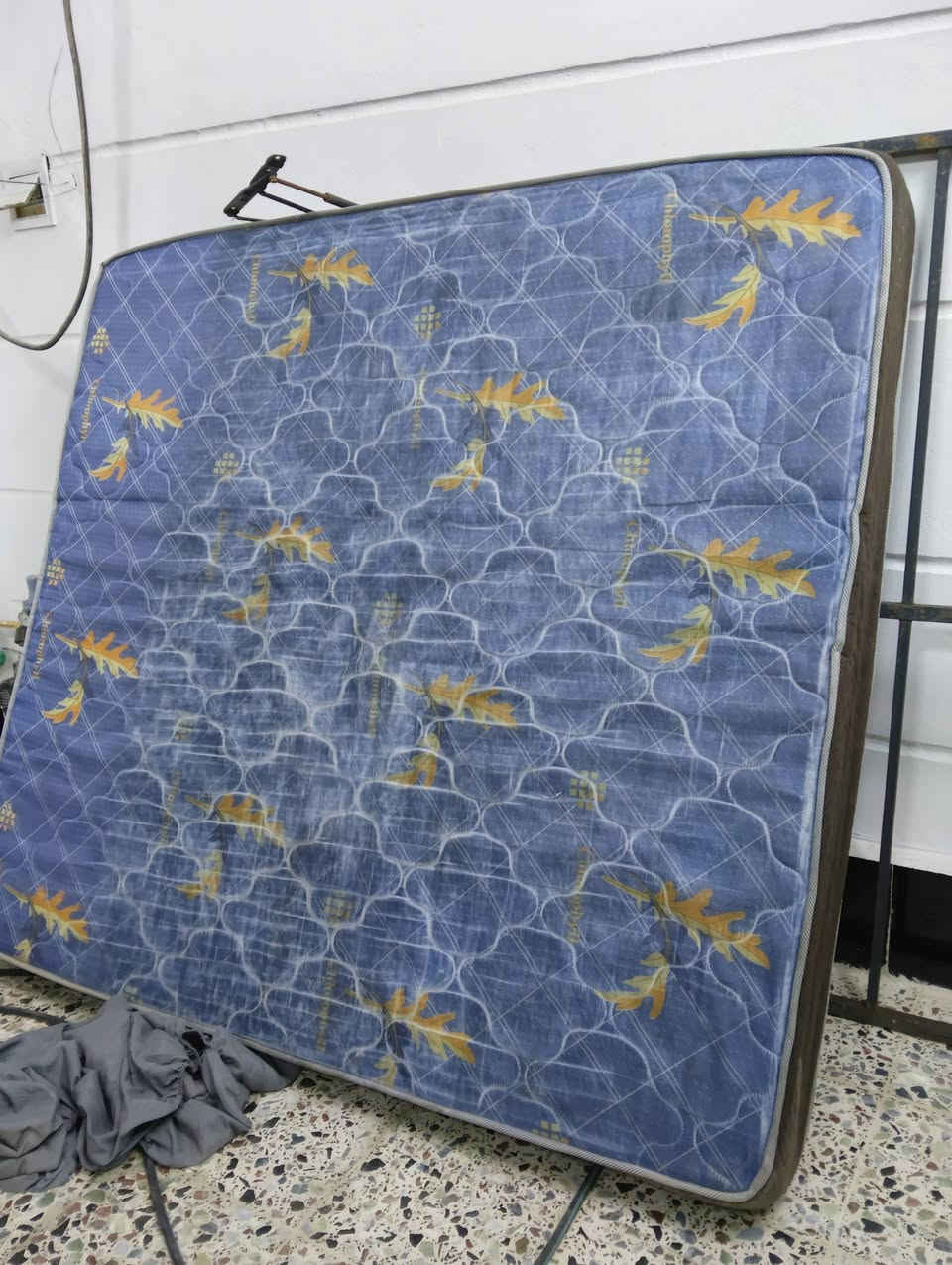 دوشك للبيع قوي وعالي واسفنج السعر 45 وبيه مجال بسيط اتصال علا الرقم//***********//***********// مكان فلوجه
