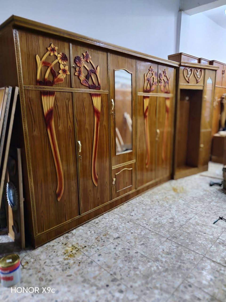 السلام عليكم غرفه كامله ام الخمس بيبان شغل نظيفه شغل درجه ثانيه طابقين شغل سوقي  طابقين شغل سوقي الوجه صاج الكنتور 5 ملم غرفه جديده كلش ما مستعمله هواي استعمال قليل جاهزه وكامله اي نقص ما بها 625 شامل الشد والتوصيل مجانا بيها مجال قليل للشراي *********** واتساب مكاني نجف ناحيه الرضويه قرب الجسر مال الرضويه
