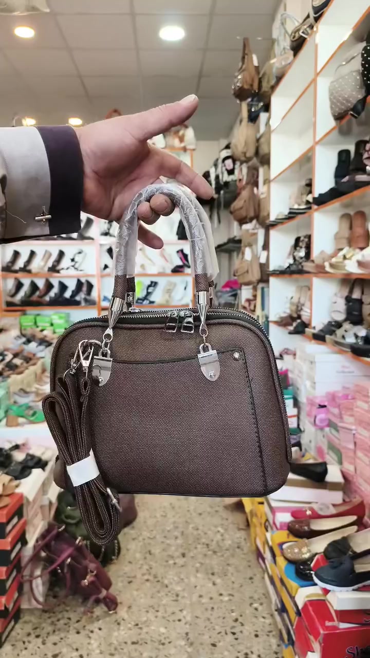 جديد الكنز... حقيبه بوكس من ارقي واجمل الموديلات.... العنوان هيت مجمع نونه مقابل البلديه الجديده مباشر لدينا خدمة توصيل لكل العراق وللاستفسار ***********
