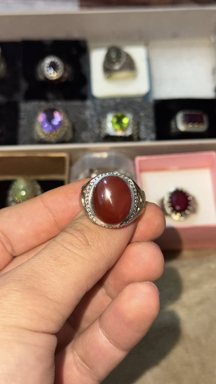 عقيق يماني ذمه مشروط
صياغة يدويه ثقيلة مميزه ومتعوب عليها حفر (يا علي ) 
موقعي البصره 
هـ ***********
