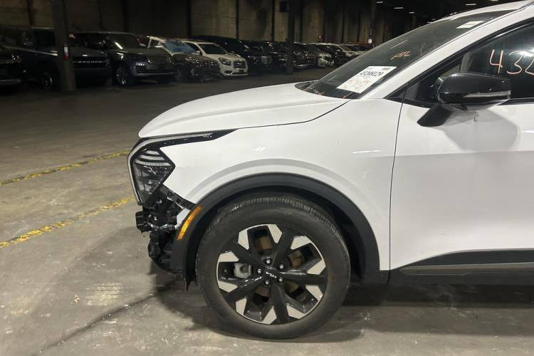 السلام عليكم سبورتج موديل 24 ماشيه 11الف بعد 10ايام توصل العمان الي عنده كتاب شهدا  فول عده الفتحه الون ابيض بدون ارباك غراضه كله وياه السعر 160الاتصال ***********
