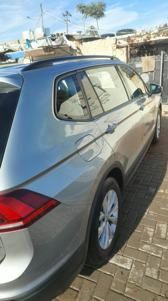 فوكس واكن تيكوان 7راكب رقم اربيل دولي سنويه وهزه وبراد جديد بسمي ضرراقل الربع صبغ جامرلغ السكن مع شي قليل في البنيد بدون تبديل اي قطعه السياره على وضع الشركه ***********بيه واتساب كركوك, العراق
