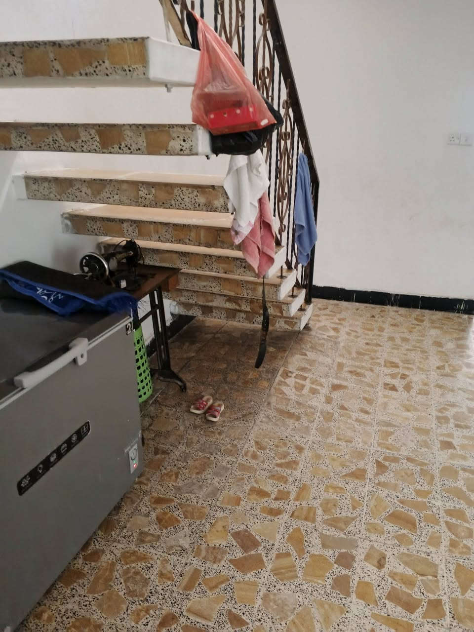 بيت للبيع شارع 72شارع مولده ضفير
المساحه 150متر 
***********
ادمن وافق رحمه الله والديك
