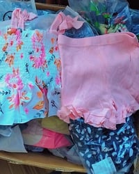 ملابس نسائية • ملابس أطفال • ٩٠ قطعة