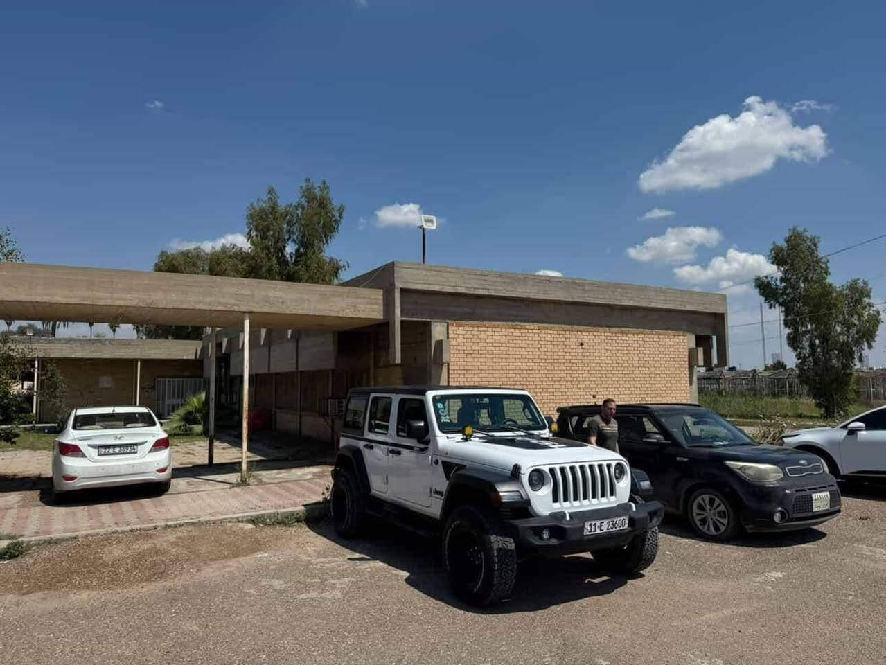 بسعر 26,800$ 
Jeep wrangler SPORT 2023
وارد أمريكي ضرر السيارة قطعة واحدة 

⚙️محرك 4 سلندر 2.0T توربو
🛞الدفع دبل 4x4

مواصفات SPORT 
•كاميرا خلفية 
•شاشة تدعم بلوتوث 

● الإضافات ع السيارة 
•دبلان فوكس بيرفورمانس 2.5 انش
•لويات + شمعات من شركة راف كونتري
•ويل أمريكي أصلي عرض 9.5 انش بدون سبيسر
•تايرات حجرية 285/75/17 جدد عدد 5

ماشية 41,000mi

رقم الشاصي مُرفق ✅️
1C4HJXDN8PW533333

السيارة + التعديلات مكلفة 35.000$
سعر البيع 26.800$

مرقم بغداد بإسم شخصي تحويل مباشر
مكان السيارة بغداد السيدية

للإستفسار 
*********** إتصال أو واتساب

#jeep #wrangler #للبيع
