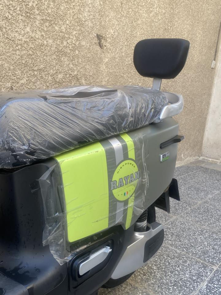 السلام عليكم دراجه شحن ريان ام عيون تجي 6 بطاريات شحنه وحده تمشي 50 كيلو دراجه حلوه ونضيفه استخدام شهر وصل شراء موجود تجي بصمه وسويج وتشغيل عن بعد  بعده عل وضع شركه مكاني بغداد السعر 800 وبيه مجال لشراي اللاتصال ***********
