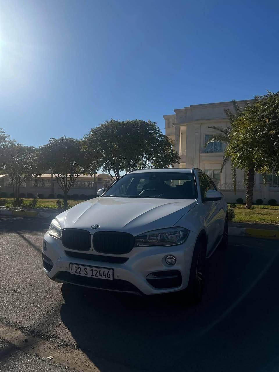 للبيع:  ابيض BMW X6 30d xDrive 2019 – 25,000$ (قابل للتفاوض)

السيارة نظيفة جداً. ماشية 212.000 كم قابله للزيادة تم تبديل المحرك N57 جديد  ماشي تقريباً 20 الف كيلومتر وصيانة كل ملحقات المحرك من نوزلات وتوربو وبراد وفلاتر وزنجيل كلها جديدة شديتها على ايدي يعني مكينة كامله جديدة صفر  . تفويلة الكاز تمشيك فوك ال 1100 كيلو يعني حالها حال الهايبرد.السيارة وحش كبير الحجم وجاهزة للانطلاق على طول 🏁
گير و مكينه كفاله عامه ✅

السيارة تم الاعتناء بها دائمًا بشكل ممتاز، نستخدم فقط ديزل بريميوم، وتم تغيير أفضل نوع زيت كل 5,000 كم،

⚡ الأداء والمواصفات:
 • القوة: 258 حصان
 • العزم: 560 نيوتن متر
 • التسارع: 0-100 كم/س في ~6.5 ثانية 🚀
 • نظام الدفع: xDrive رباعي الدفع

🎵 الفخامة والمميزات:
 • سبيكر سستم بريميم + Harman Kardon 🎵
 • فتحة سقف 🌞
 • مقاعد مدفأة وكهربائية 🔥
 • عجلة قيادة كهربائية
 • صندوق خلفي كهربائي
 • داخلية فاخرة Full Options مع گير ٨ نمر أوتوماتيك المعروف من بي إم
 • والقائمة تطول مع العديد من المميزات الفاخرة الأخرى ✨

السيارة ممتازة للمسافات الطويلة واليومية، مزيج مثالي بين القوة، الراحة، والاعتمادية.
الصبغ مكانين فقط 
نصف جاملغ خلفي ايسر وجاملغ ايمن خلفي كامل فقط 
بدون ايرباك بدون دواخل والسونار موجود 
ابل كاربلي بلادي بالاضافه لاندرويد اوتو اشتريته ب 200$

المكان: أربيل وبغداد
للاستفسار أو للمزيد من المعلومات: اتصل أو راسل على هذا الرقم 
***********

السعر: 25.000$ (قابل للتفاوض) 💰 أربيل, العراق
