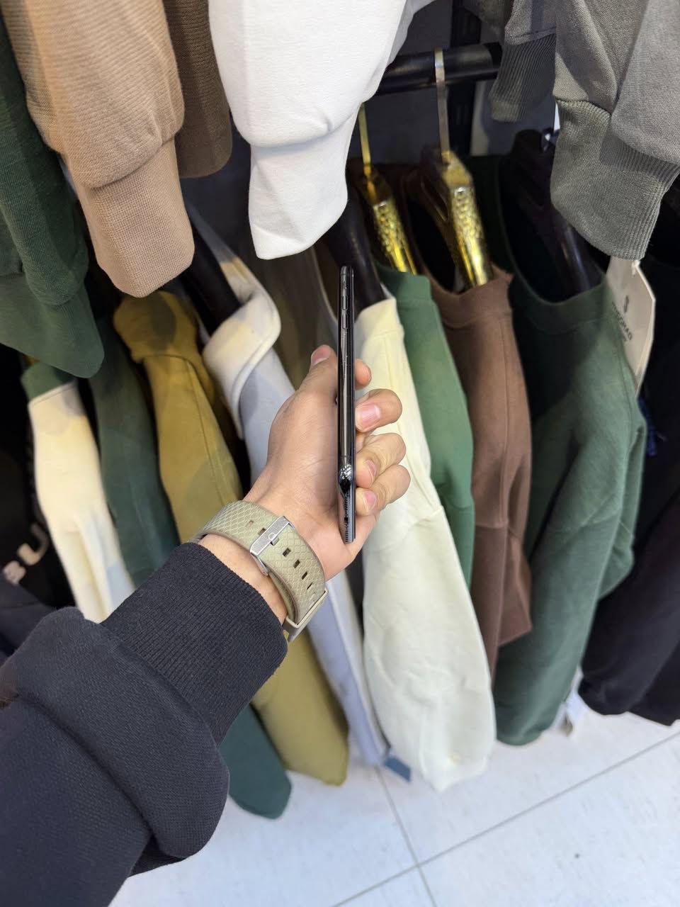 السلام وعليكم الجهاز مبدل بس شاشه بطاريه٧٥ السعر ١٠٠ قفل وليريده يراسلني عله هاذ الرقم *********** الجهاز كفاله عامه
