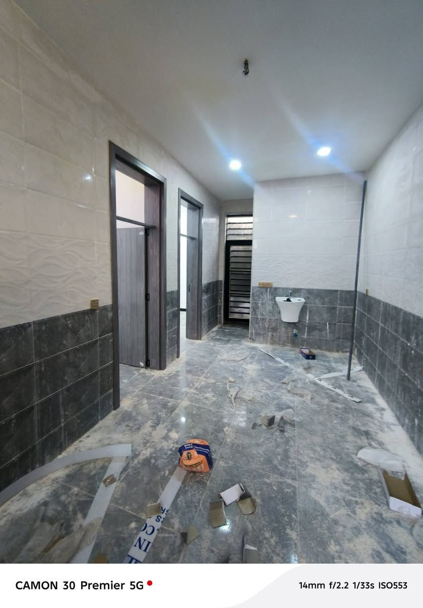 يالله يوجد بيت مساحه 80 متر اللايجار طابق واحد يتكون غرفه وصاله ومطبخ وخدمات وحولي زيرو لبيت ايجاره 400 وبي مجال قليل موقع الدوره خلف بانزين خانه ابودشير خط نفط الاستفسار ***********
