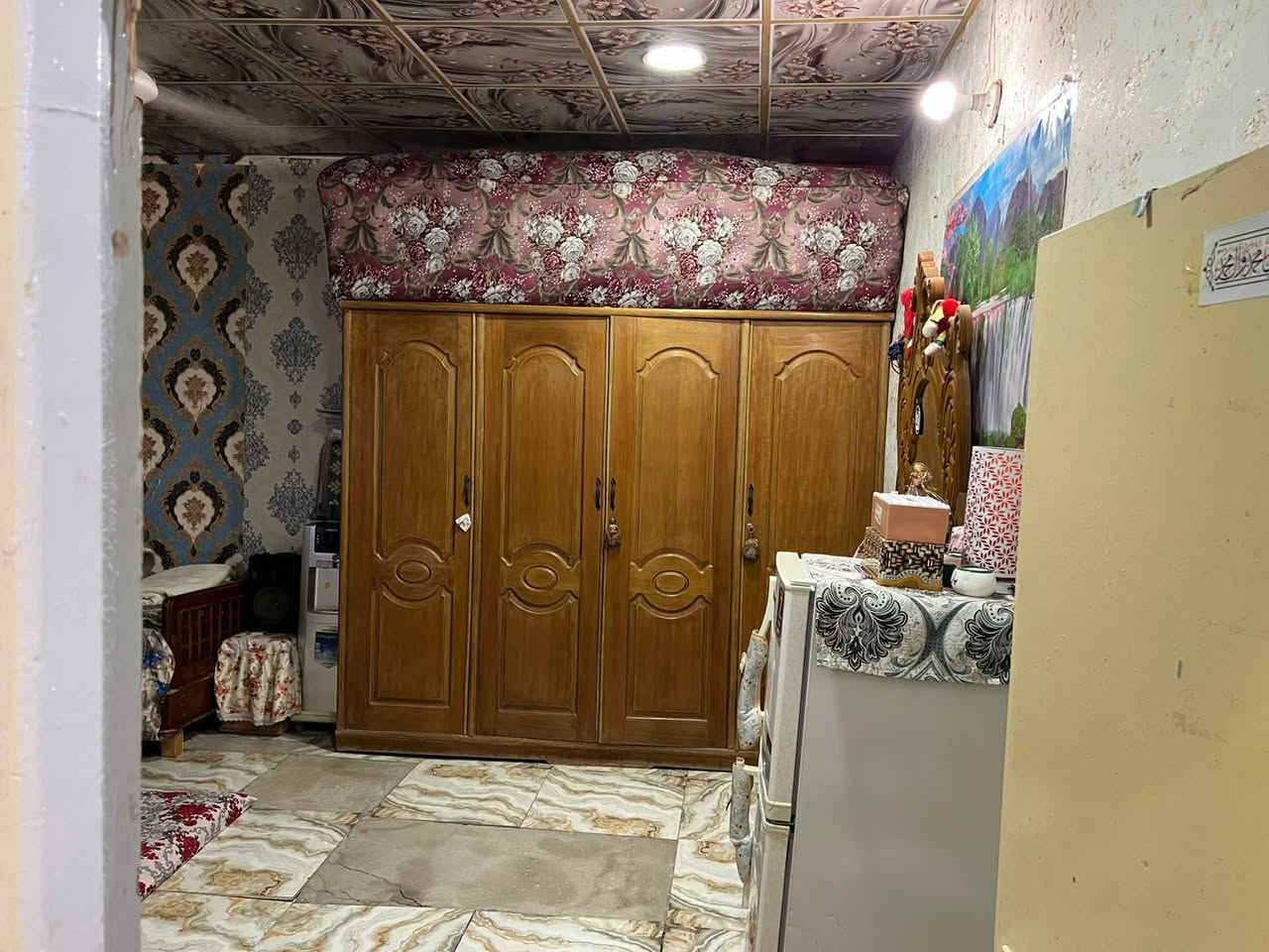 يالله إسلام وعليكم دار للبيع مساحه دار ١٠٠متر وجه ٧ونزال ١٣ العنوان منطقه زعفرانيه شارع المعهد نهايته ع السده قرب بستان علاي منطقه زراعيه سكنيه كامله من كل خدمات مي مجاري تبليط كهرباء اسم لمنطقه حنيبت واي  ستفسار ابو محمد للعقار ***********مثل ما اموضح بلصوره طرمه تواليت خارجيه استقبال ممشه هيـﮫٰ صاله هيـﮫٰ مساحه درج وبيها منور و غرفه  وصطح طابق واحد
