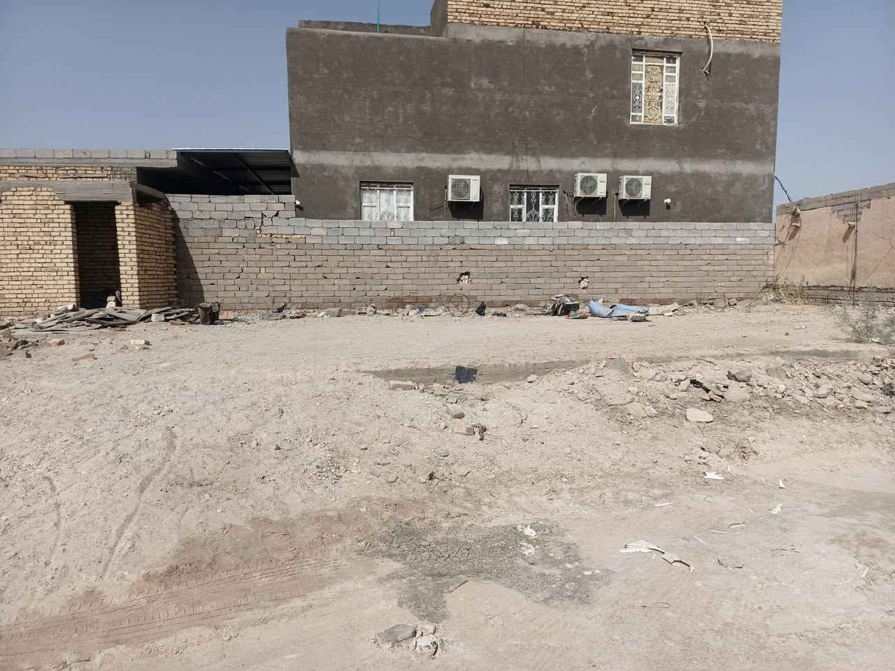 إسلام عليكم قطعه للبيع حي الحسين شارع صورت الإمام الحسين ثاني قطعه عن الشارع العام كافت الخدمات موجوده قطعه جاهزه مدفونه وكامله حصيره داير مداير القطعة صحيات منهوله وجهيه بيه قطعه ركن عله شارعين مساحته ٢٠٠
***********
