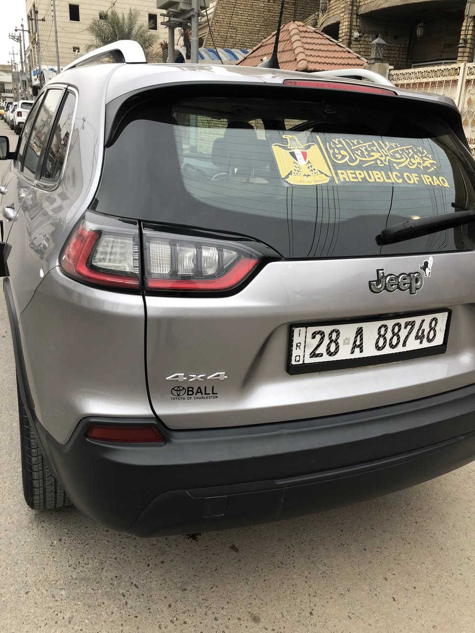 بيع مستعجل جيب بزوني لاتثيود فور ويل يعني دفع رباعي موديل ٢٠١٩ باسمي ماشيه ٨٥ باسمي سنويه ورقم جديد حادثها موضح بالصوره امامكم حادث قطعتين صبغ فقط بنيد وجاملغ سايق وصورناها هم موضح بالصوره امامكم محرك ٢٤٠٠ يعني ٤سلندر سياره كامله مكمله وجاهزه والسعر فقط ب١٢٦$ورقه وبيها مجال بسيط جدا مكان السياره موجود بالعماره محافظه ميسان اللي يحب يراسل اويخابر عالرقم *********** كلشي واضح كدامكم بالمنشور صونار ايضا وحتى كلوب سيرفس طافي بيها اقرا منشور كلش زين قبل لا تخابر وايضا يرهم مراوس بسياره كوينكس
