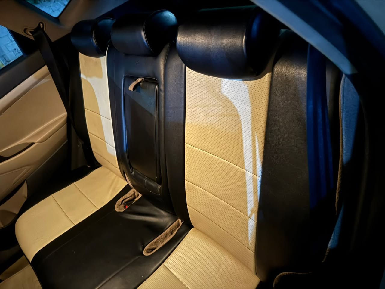 سياره توسان خليجي رقم بغداد باسمي موديل ٢٠١٧ قطعتين صبغ اثر شخوط الباب الخلفي وشويه بالجاملغ الخلفي  سياره جاهزه بدون نقص تخم تاير صدر محرك وكير كفاله سياره جاهزه
لبيع او مراوس سعر ١٦٥
العنوان ديالى بعقوبه ***********
